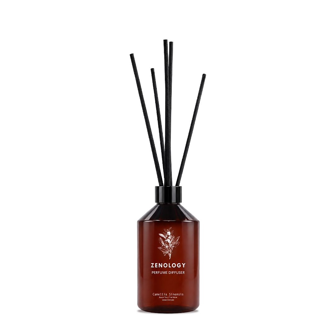 ZENOLOGY Perfume Diffuser Camellia Sinensis 500 ml: amber glass bottle with black collar and black reed sticks