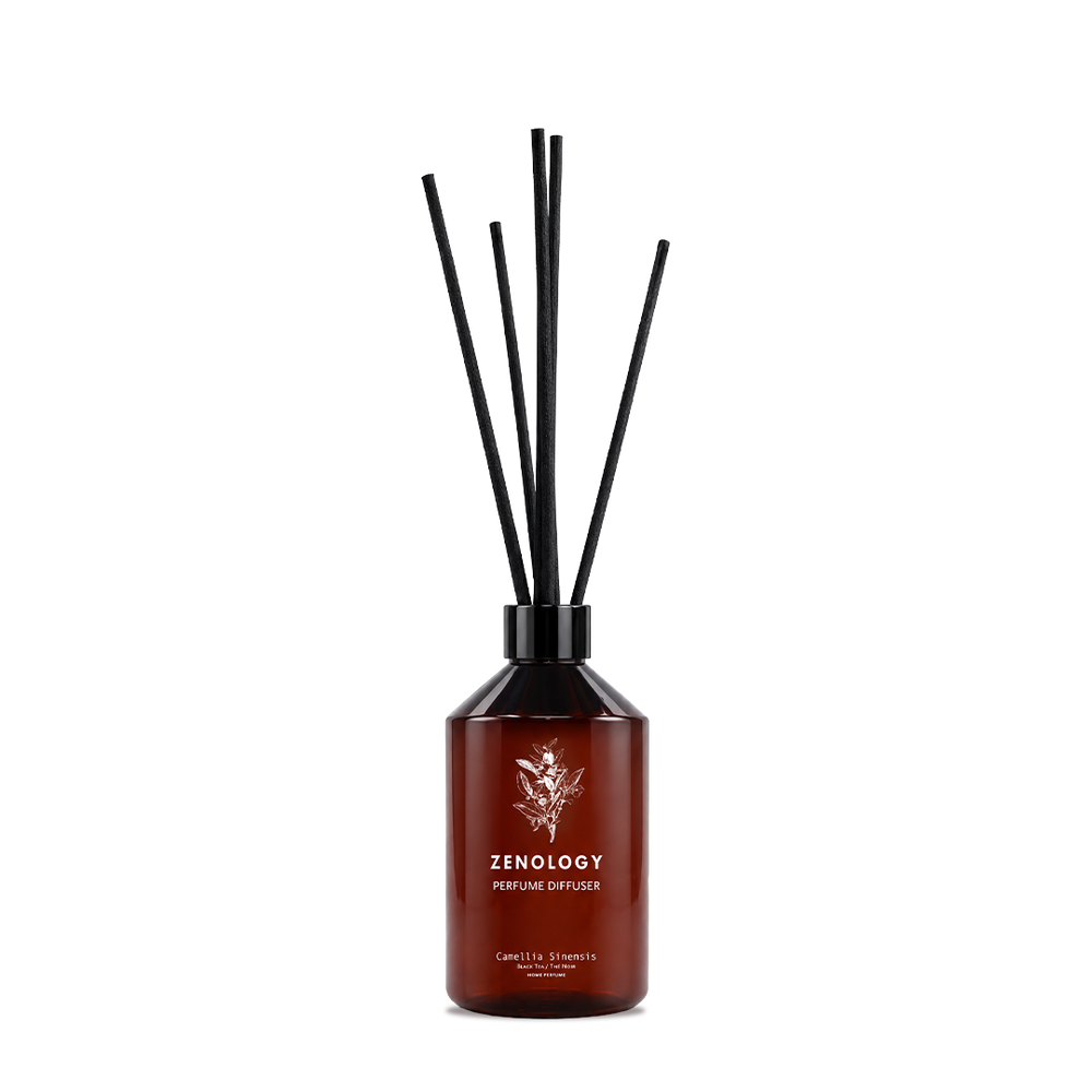 ZENOLOGY Perfume Diffuser Camellia Sinensis 500 ml: amber glass bottle with black collar and black reed sticks